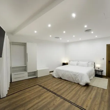 Rural Alecook Apartment *